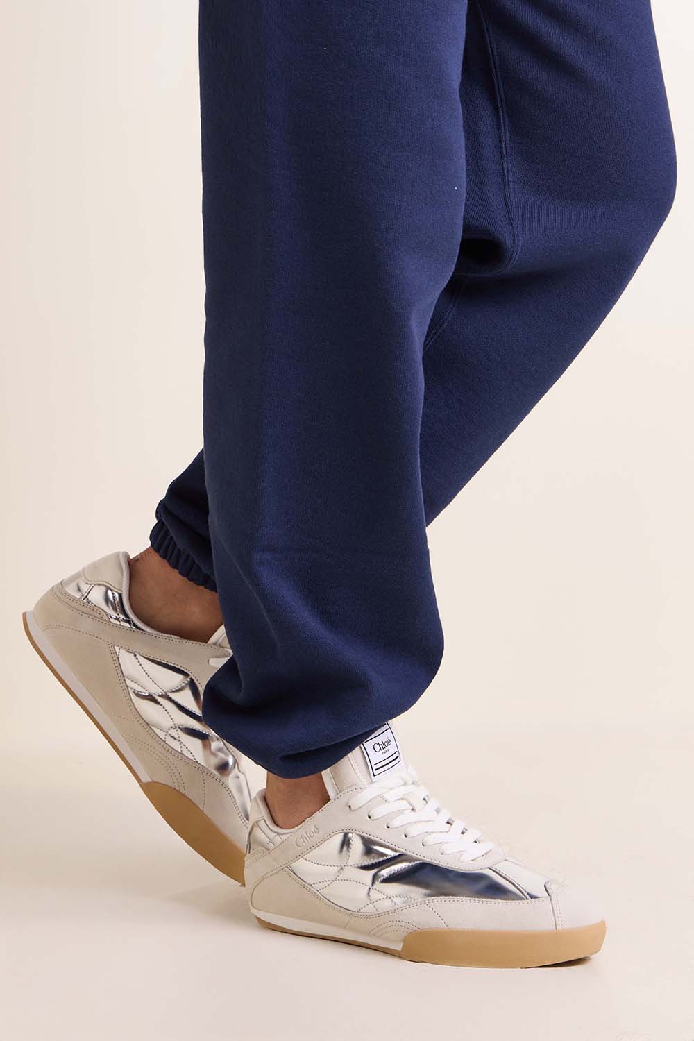 תמונת כל הלוק של נעלי סניקרס